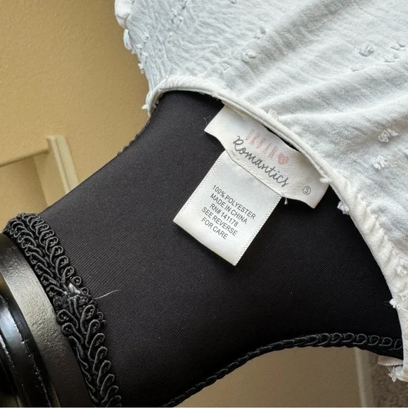 White Ruffled Women's Top Size Small - Picture 3 of 5